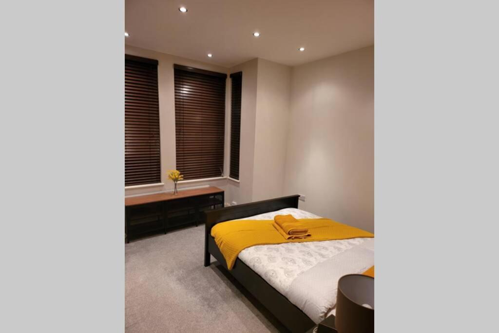 Contemporary 3 Bed Apartment In Hendon Central. Екстер'єр фото