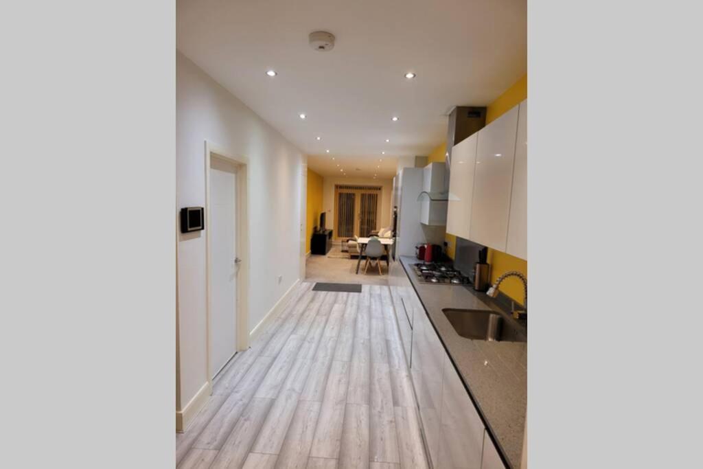Contemporary 3 Bed Apartment In Hendon Central. Екстер'єр фото